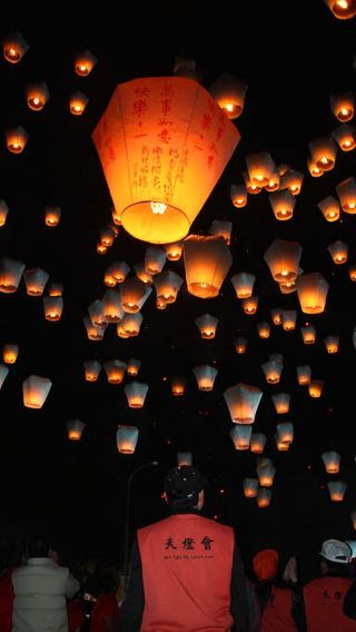 Yehliu Geopark + Pingxi Sky Lantern + Shifen Waterfall + Jiufen Old Street Private Charter 1-day Tour