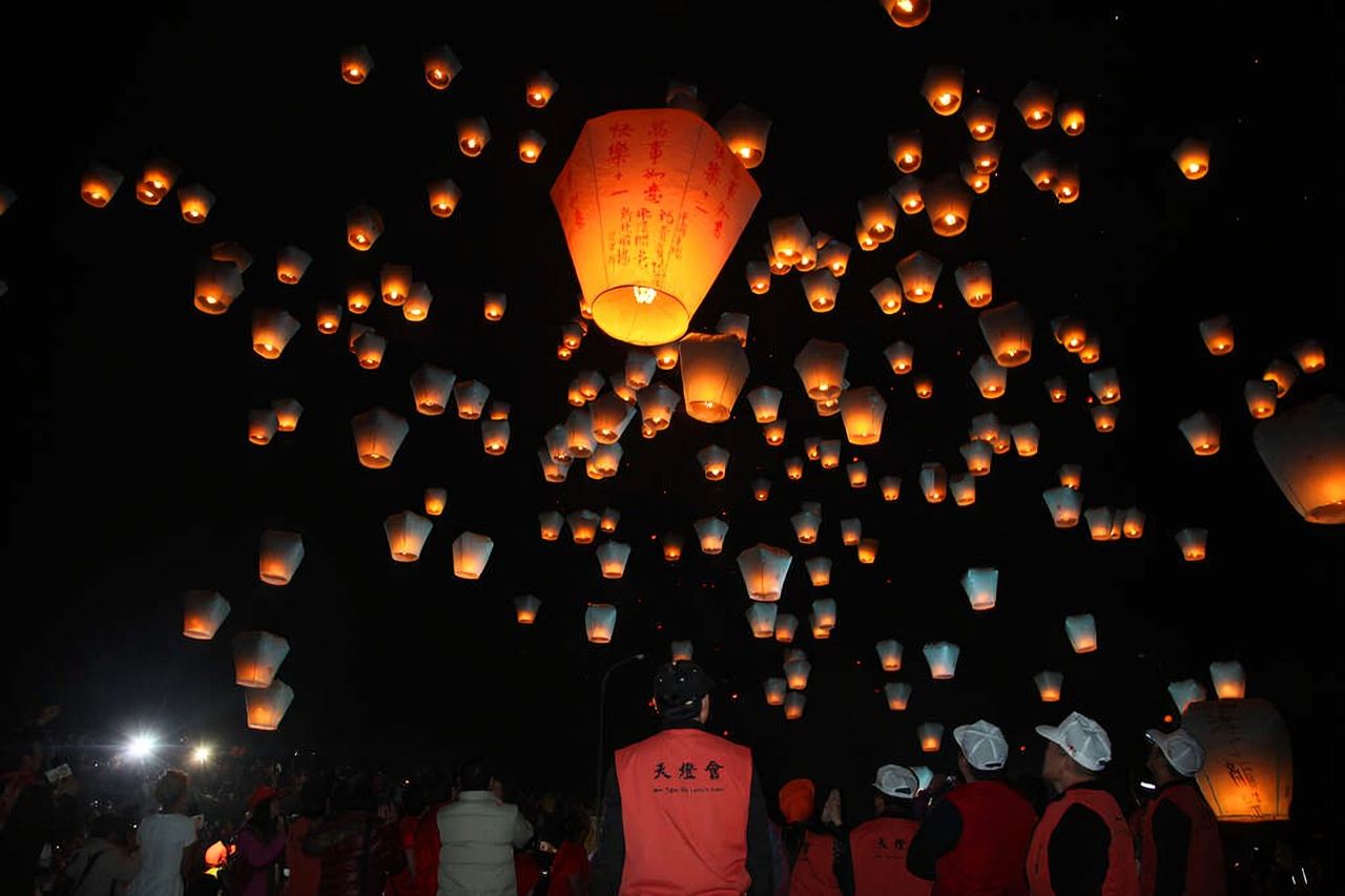 野柳地質公園+平溪天灯+十分瀑布+九份老街+プライベートチャーター車【日帰りツアー】