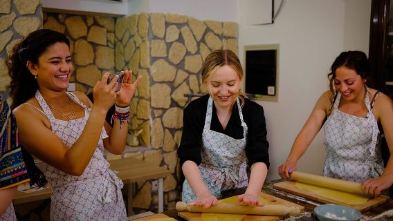 ชั้นเรียนทำอาหาร: พาสต้าและทีรามิสุกับเชฟชาวอิตาลีส่วนตัว