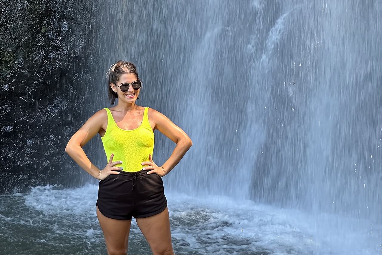 Erleben Sie die Cascading Dark View Falls und den Strand mit Topdawg Taxi and Tours