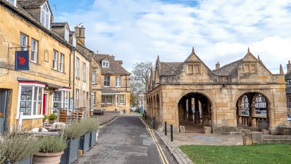 Churchill Manor + Cotswolds + Bampton, UK | Downton Abbey filming location | Round Round-trip bus