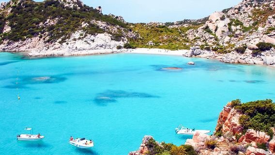 Sardegna: Escursione di un giorno intero in barca all'Arcipelago della Maddalena