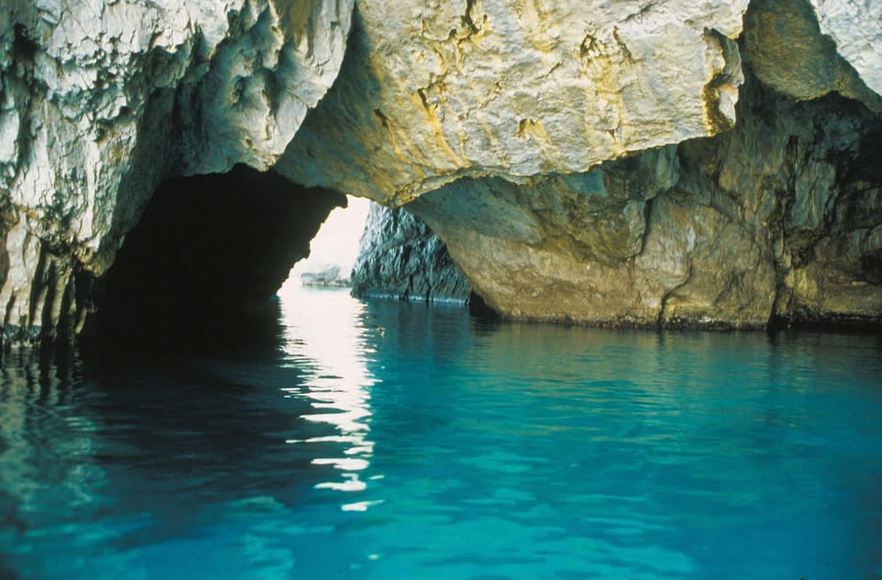 Capri: tour guidato in barca dei punti salienti dell'isola