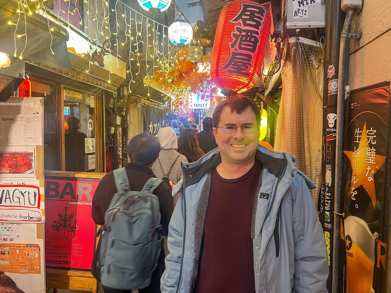 Tokyo: Tour privato di Shinjuku - Golden Gai, Sake illimitato