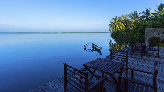 Private chartered tour of Sri Lanka's west coast - Colombo Museum/Negombo/coastal train ride