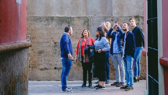 Small-group Jewish Quarter walking tour with tasty tapas & drinks