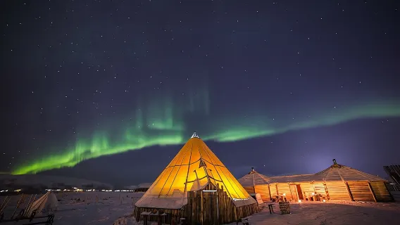 Passeio noturno de trenó puxado por renas com jantar e aurora boreal