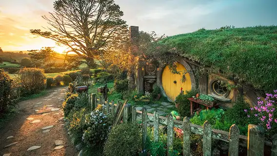 ทัวร์หนึ่งวันชมหมู่บ้านฮอบบิทและถ้ำโกลว์เวิร์มในนิวซีแลนด์ [กลุ่มเล็กพร้อมอาหารกลางวันและตั๋ว Green Dragon บริการรับส่งถึงหน้าประตูบ้าน]