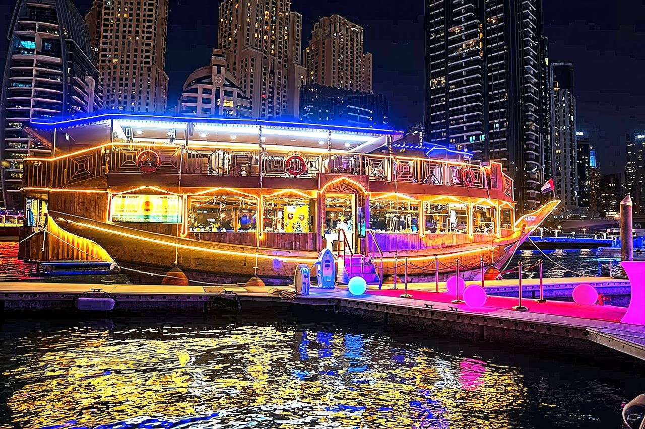 ล่องเรือดูไบมารีน่าพร้อมบุฟเฟต์นานาชาติ อาหารเย็น การแสดงดนตรีสดและการแสดงทานูร่า
