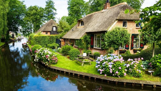 Excursión en grupo privado y paseo en barco por Giethoorn