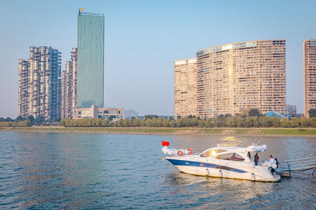 【長沙遊艇包船夜遊湘江】長沙遊艇包船夜遊湘江42英尺豪華遊艇包船～支援生日求婚聚會商務接待