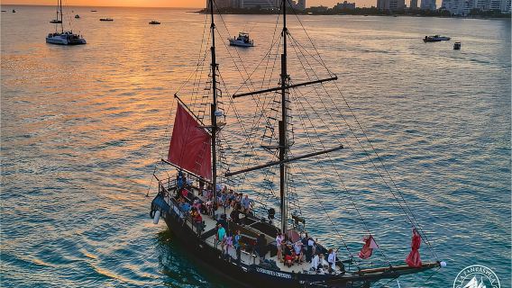 Cartagena, CO: Tour al atardecer por la bahía en un barco pirata + Bebidas