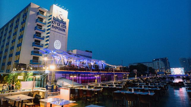 曼谷夜遊湄南河遊船 湄南嘉年華號大型遊輪 男模表演+人妖秀+國際自助晚餐