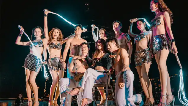 曼谷夜遊湄南河遊船 湄南嘉年華號大型遊輪 男模表演+人妖秀+國際自助晚餐