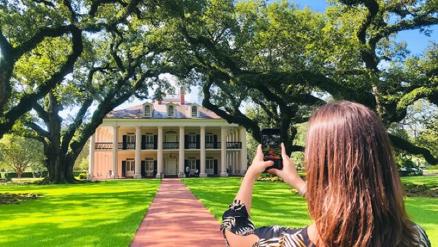 Swamp Boat Ride and Oak Alley Plantation Tour from New Orleans