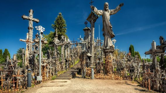 Dari Riga: Perjalanan ke Bukit Salib dan Mutiara Jelgava