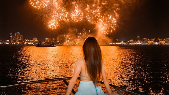 プーケット・ラチャ島セーリングボートクルーズ【2026年七加直営・ラプソディ号年越しパーティー パトンビーチ花火ナイトクルーズ】