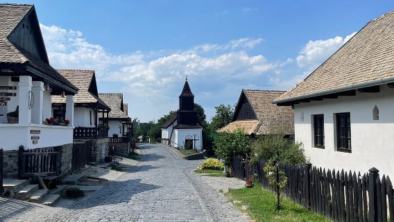 Однодневный тур в старинную деревню Холлокё и Эгерскую крепость в Венгрии