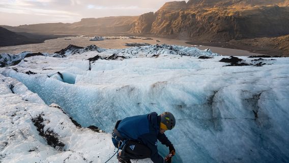 เรคยาวิก/โซลไฮมาโยกุล: ปีนธารน้ำแข็งและปฐมนิเทศปีนน้ำแข็ง