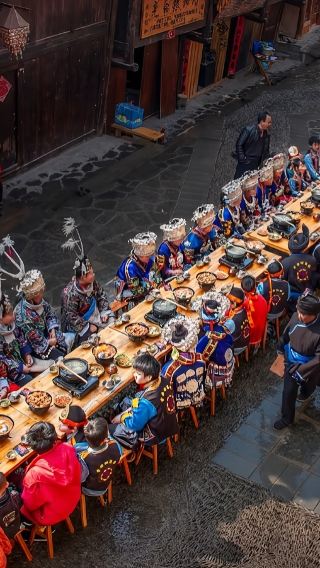 Private Guided Day Tour to Fenghuang Ancient Town and Mo Rong Miao Village (Including Long Banquet Feast) from Zhangjiajie