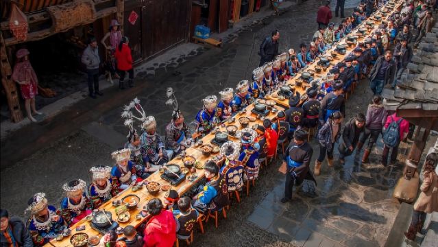 A one-day private guided tour from Zhangjiajie to Fenghuang Ancient Town and Morong Miao Village (including the Long Dragon Banquet).