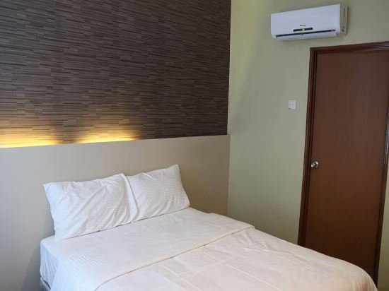 D'Pinetrees Hotel Room Type - Deluxe Double Room