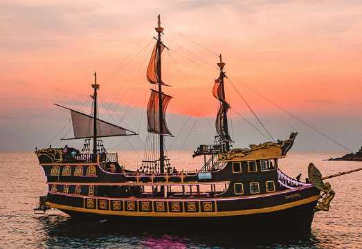 Thailand Pattaya Koh Larn + Ko Sak sailing boat 1-day tour with Black Pearl DJ party + sea fishing