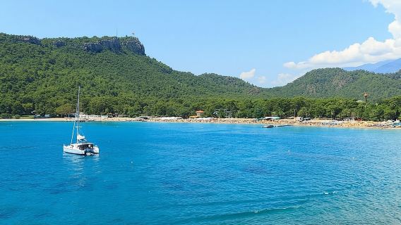 Private Luxury Yacht Tour with Lunch and Drinks