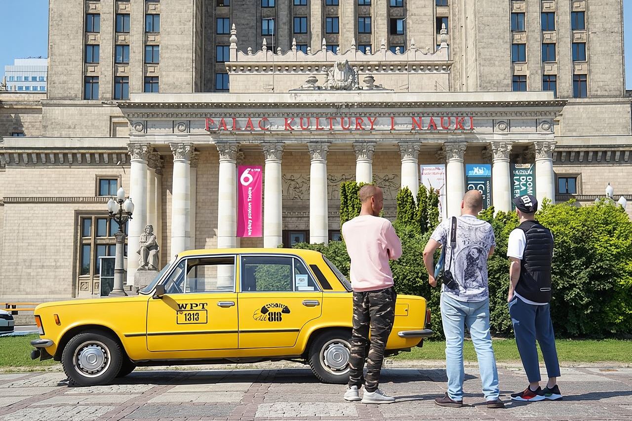Private Historical Tour of Warsaw by a Retro Fiat with Pickup