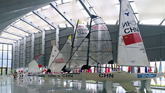 โบสถ์เซนต์ไมเคิลชิงเต่า ท่าเรือ ปิไชหยวน ซิกแนลฮิลล์พาร์ค บาดากวน ศูนย์เรือใบโอลิมปิก สวนสาธารณะเกาะเสี่ยวไม ทัวร์ส่วนตัวแบบมีไกด์นำเที่ยวหนึ่งวัน