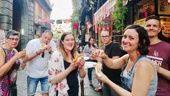 Gustoso tour gastronomico di Napoli con specialità gourmet MustEat e luoghi imperdibili