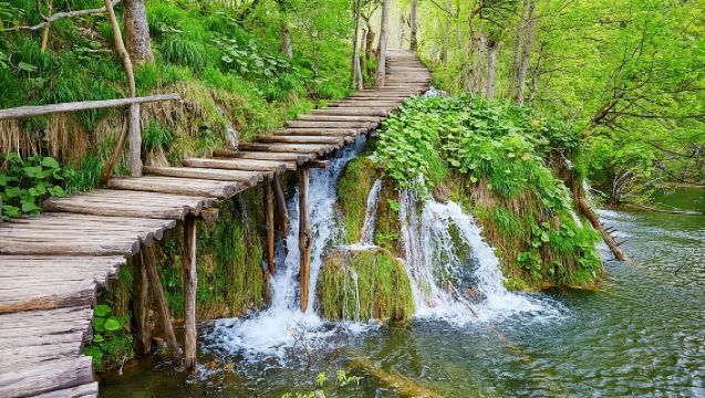 Plitvice Lakes Guided Tour from Zagreb