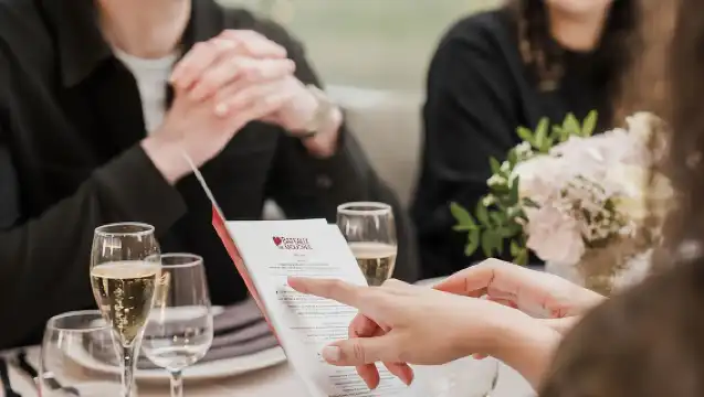 Paris Seine River Dinner Cruise with Live Music by Bateaux Mouches