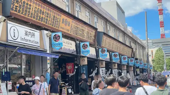 Tokyo: Enjoy a variety of classic Japanese delicacies at Tsukiji Market