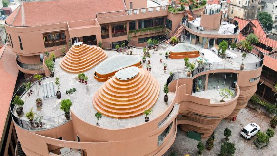 Tour in Vespa vintage di mezza giornata a Hanoi ed esplorazione del villaggio della ceramica di Bat Trang