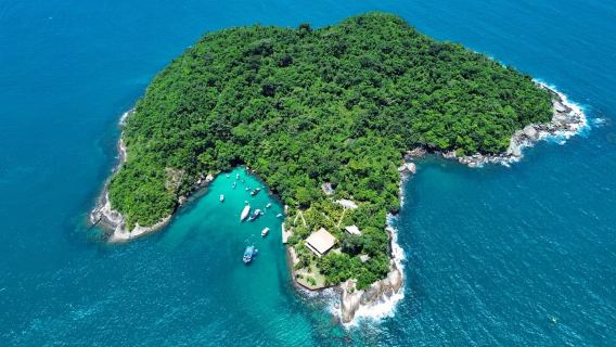 Boat trip; the best beaches and stunning islands of Paraty