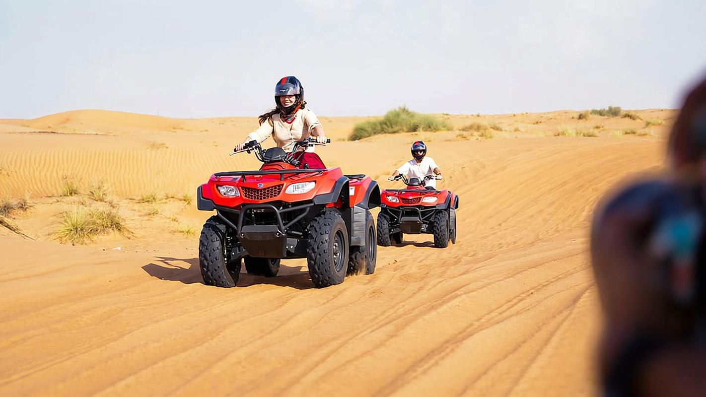Dubai: safari in quad, cammelli e campeggio con cena barbecue