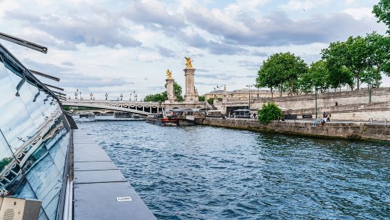 París: Crucero con cena de 3 platos por el Sena con música en directo