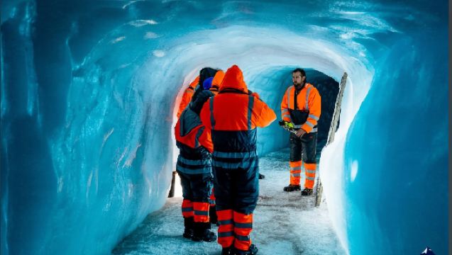ทัวร์ 1 วันที่ธารน้ำแข็งแลงโจกุลในไอซ์แลนด์ [สำรวจถ้ำน้ำแข็งสีฟ้า พร้อมคนขับภาษาอังกฤษ + ออดิโอไกด์]