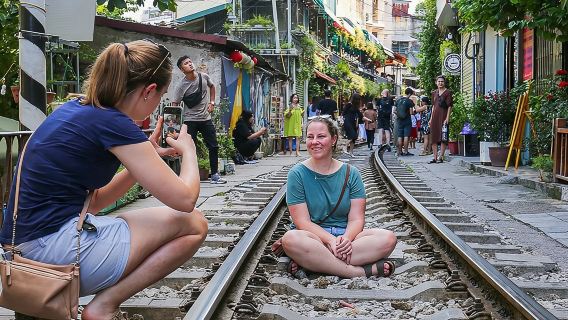 Aventura gastronómica callejera en Hanói: Calle del Tren y delicias locales
