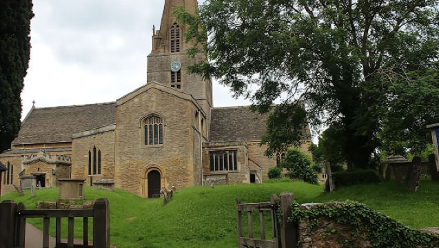 Downton Abbey and village large coach tour from London