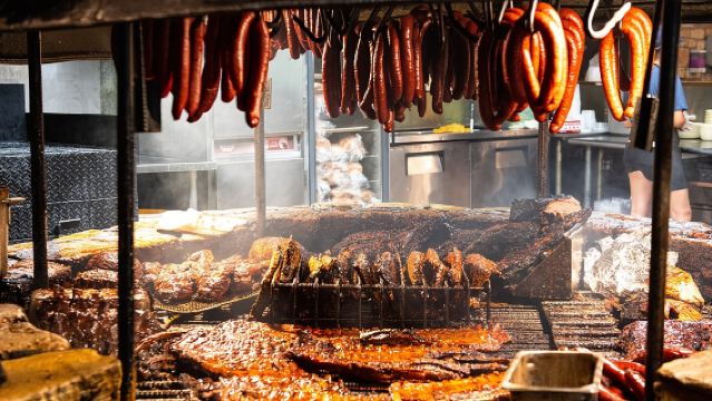 จากออสติน: รถรับส่งบาร์บีคิวและไวน์ Hill Country