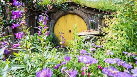 New Zealand Hobbiton™ Movie Set Tours + Te Puia - Rotorua, NZ Maori Village Day Tour [Round-trip from Auckland + Small Group Tour]