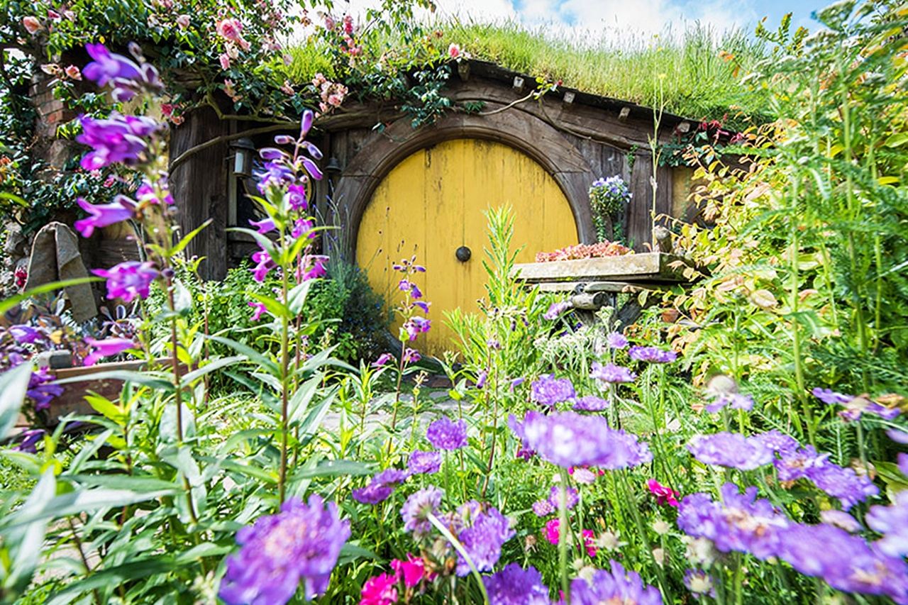 New Zealand Hobbiton™ Movie Set Tours + Te Puia - Rotorua, NZ Maori Village Day Tour [Round-trip from Auckland + Small Group Tour]