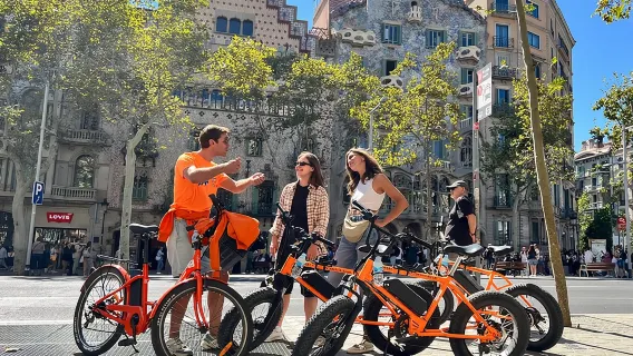 Barcellona: Tour in Bici o E-Bike tra le Principali Attrazioni Moderniste di Gaudí
