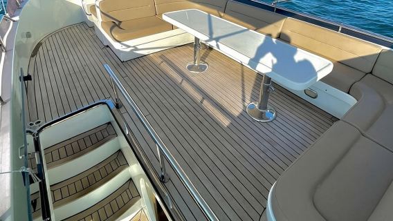 Istanbul: Luxus-Yacht-Sonnenuntergangsfahrt in kleiner Gruppe mit Snacks