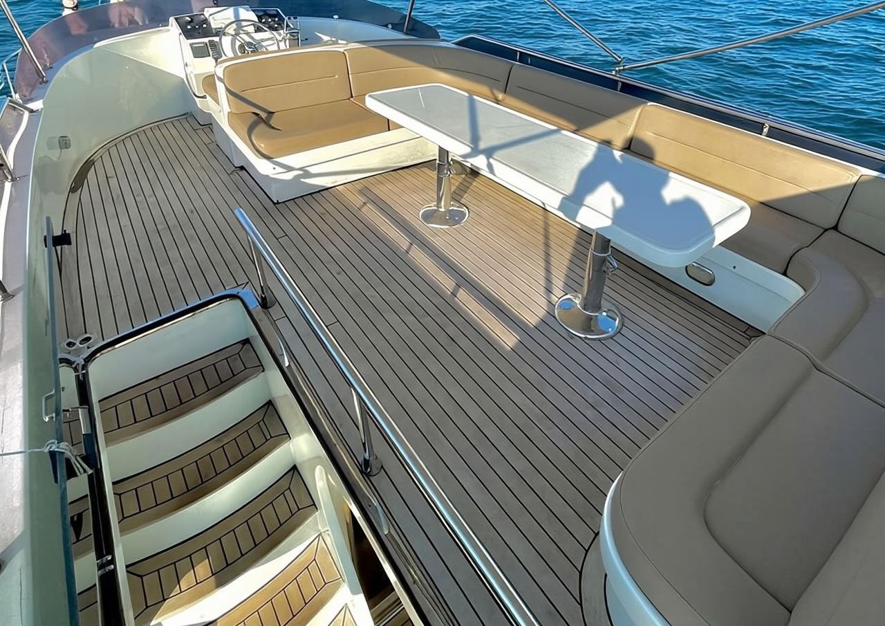 Istanbul : croisière en yacht de luxe au coucher du soleil en petit groupe avec collations