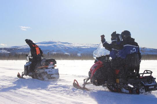 ลีวาย: ซาฟารีสโนว์โมบิล 3 ชั่วโมงรอบลีวาย พร้อมพักดื่มกาแฟ