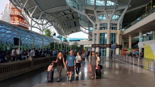 Kuta Centro / Legian: Traslado de salida desde el hotel al aeropuerto de Bali (DPS)