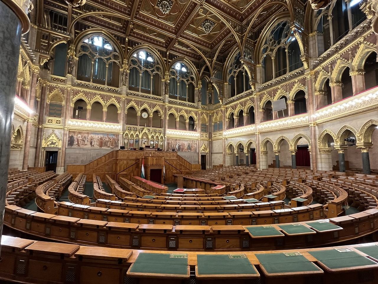 Budapest Day Tour: Buda Castle + Parliament Building + Széchenyi Chain Bridge + Heroes' Square